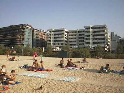 E la spiaggia fece il boom. Cominciarono ad arrivare in migliaia da tutti i quartieri...